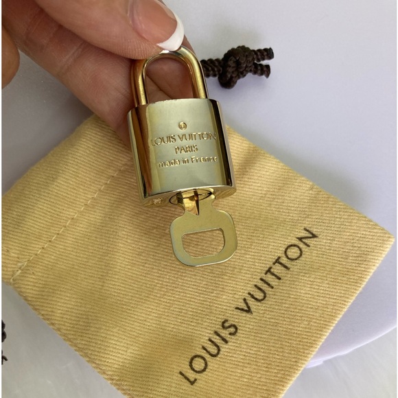 Auth#304 silver/gold this is two tone very rare 🔥 - Picture 4 of 4